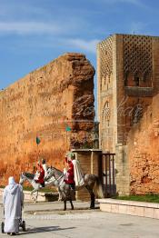 Image du Maroc Professionnelle de  Deux cavaliers de la garde royale devant l'entrée de l'esplanade de la mosquée (Tour Hassan) qui fît construite à la fin du XIIe siècle par le Sultan Yacoub el Mansour (dynastie Almohade) désireux de construire la plus grande mosquée du monde doté de 400 colonnes, la construction n’a pas été achevé suite à la mort du sultan en 1199, La tour Hassan est le symbole de Rabat son esplanade abrite le Mausolée Mohammed V de Rabat, Jeudi 1er Mars 2007. (Photo / Abdeljalil Bounhar)
